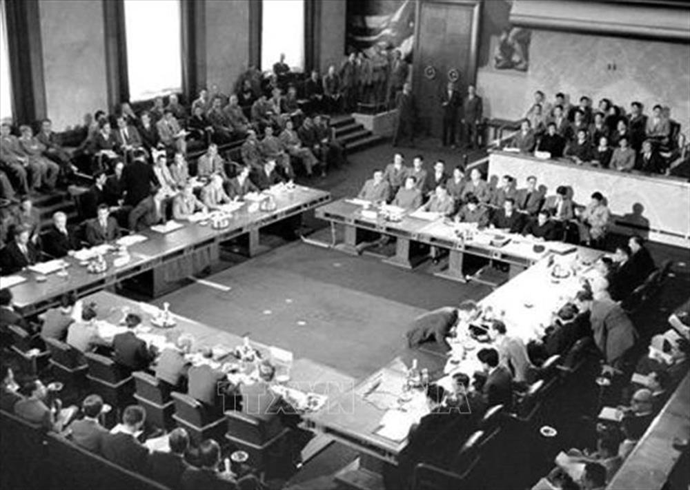 Chiến thắng Điện Biên Phủ buộc Chính phủ Pháp phải ký Hiệp định Geneva (7/1954) công nhận độc lập, chủ quyền, thống nhất và toàn vẹn lãnh thổ của ba nước Đông Dương, kết thúc vẻ vang cuộc kháng chiến trường kỳ, gian khổ kéo dài 9 năm (1945 - 1954). Ảnh: TTXVN