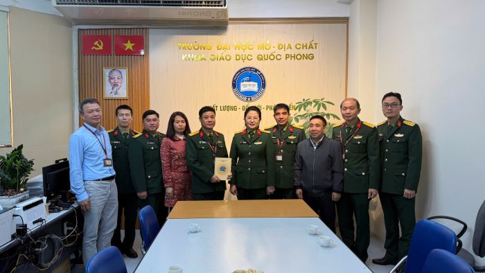 Thủ trưởng Cục Chính trị, Bộ Tư lệnh Pháo binh - Tên lửa thăm và chức Tết Trường Đại học Mỏ - Địa chất và khoa Giáo dục quốc phòng